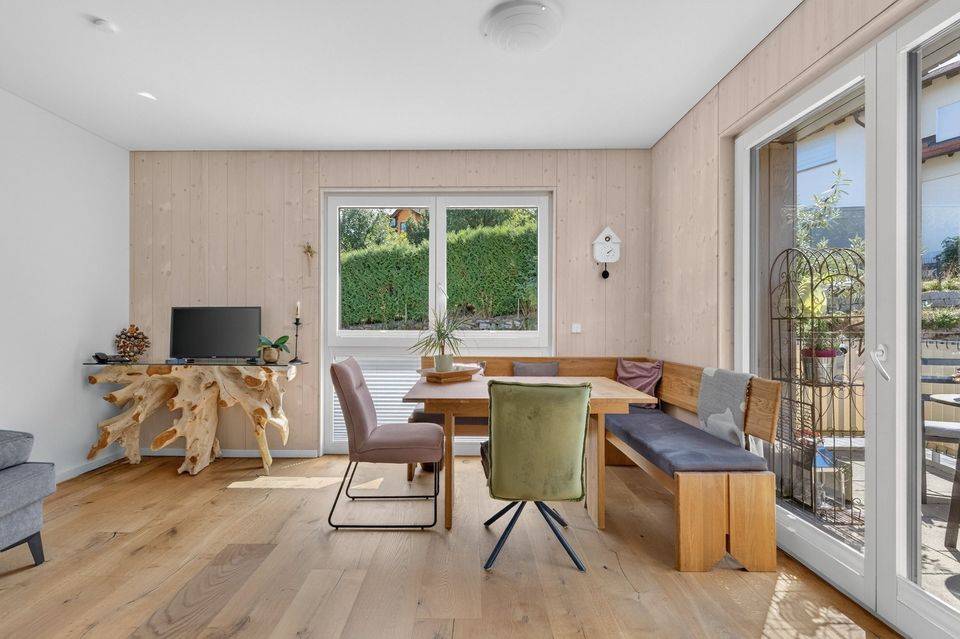 Essplatz mit Eckbank, Wurzelholzkonsole und Balkontür